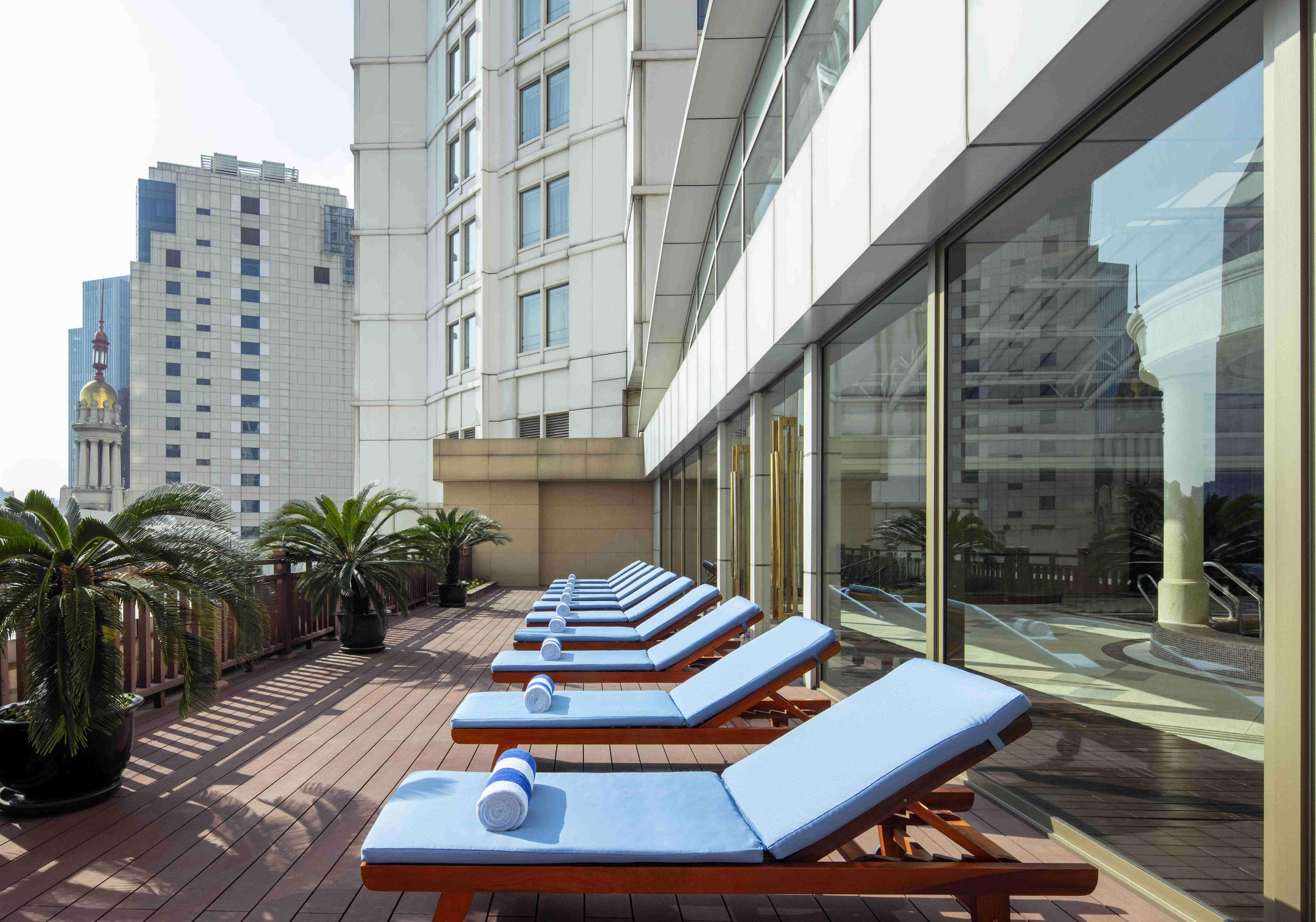 Radisson Blu Hotel Shanghai New World Exterior photo The pool deck