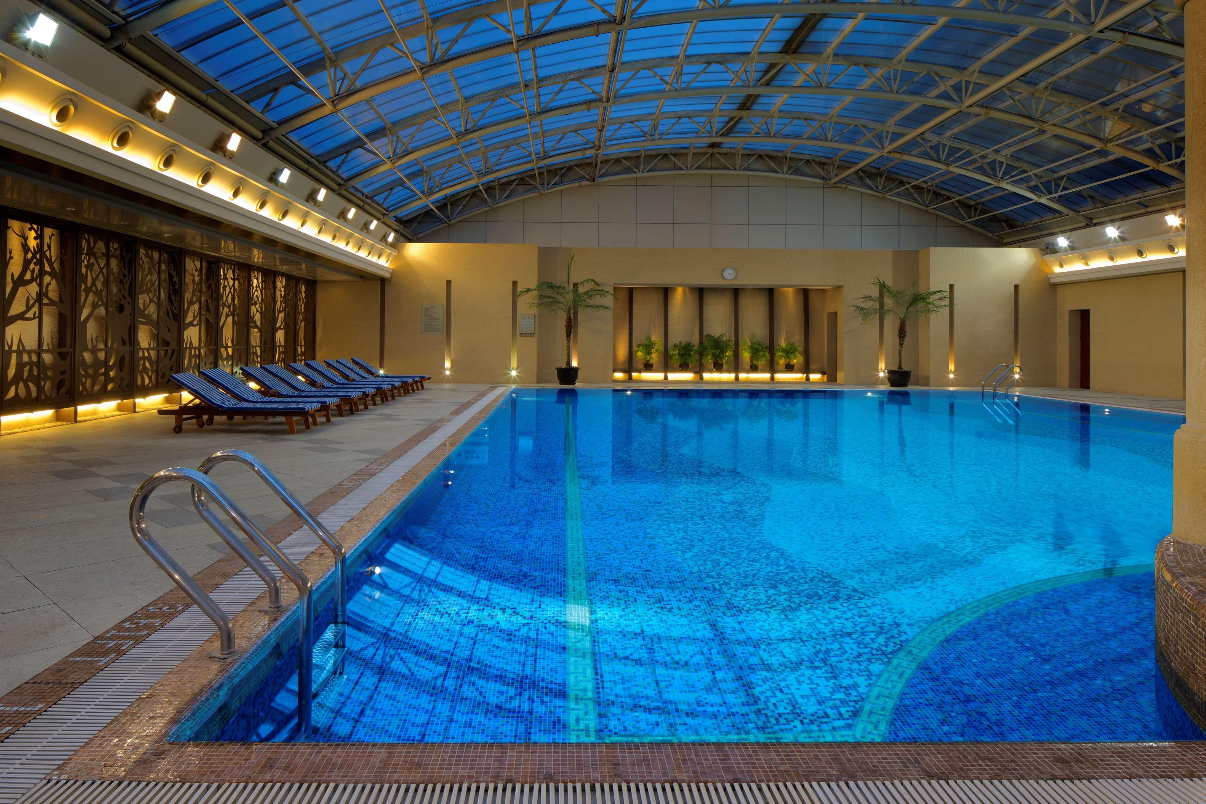 Radisson Blu Hotel Shanghai New World Exterior photo Indoor pool