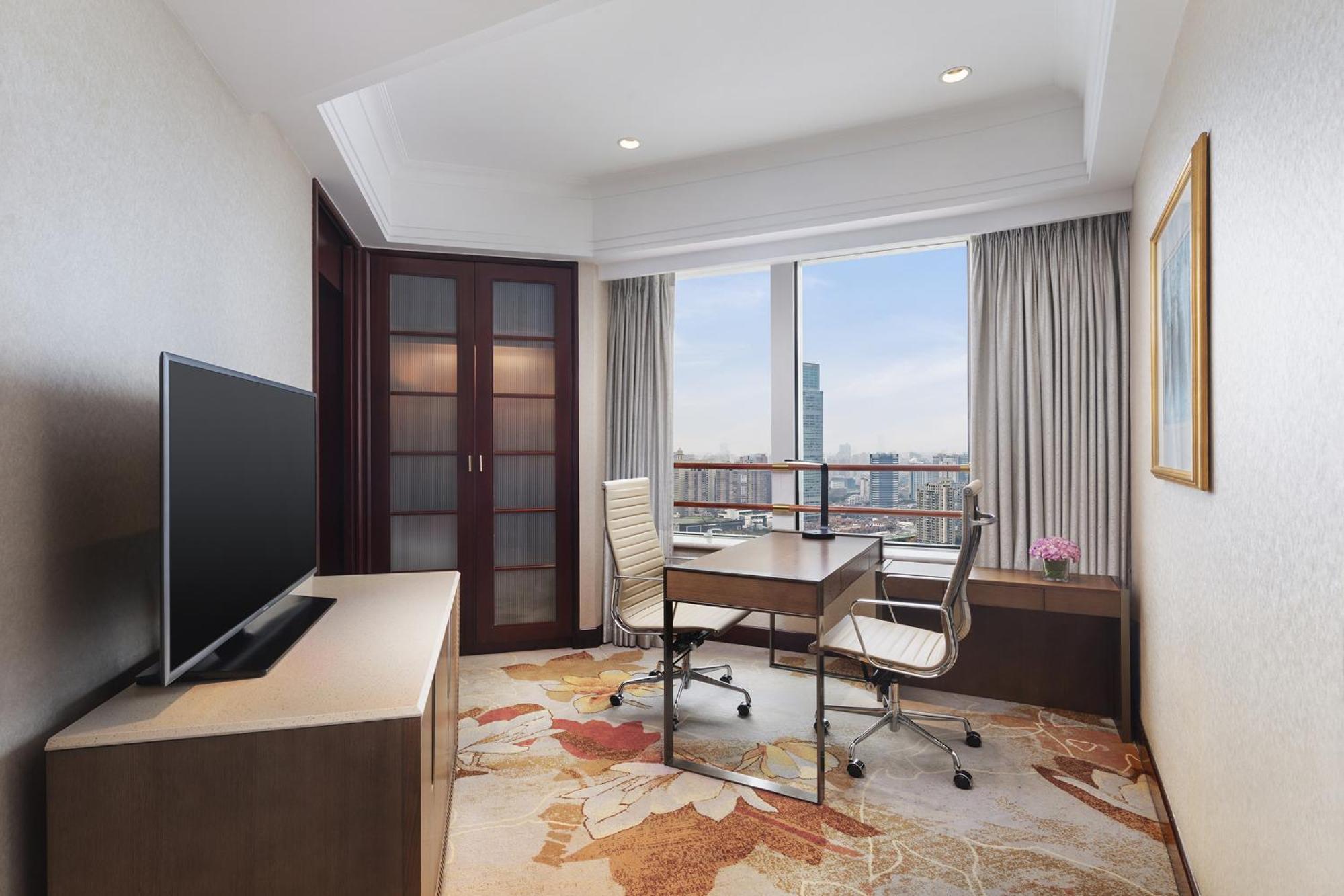 Radisson Blu Hotel Shanghai New World Exterior photo A work desk in a hotel room