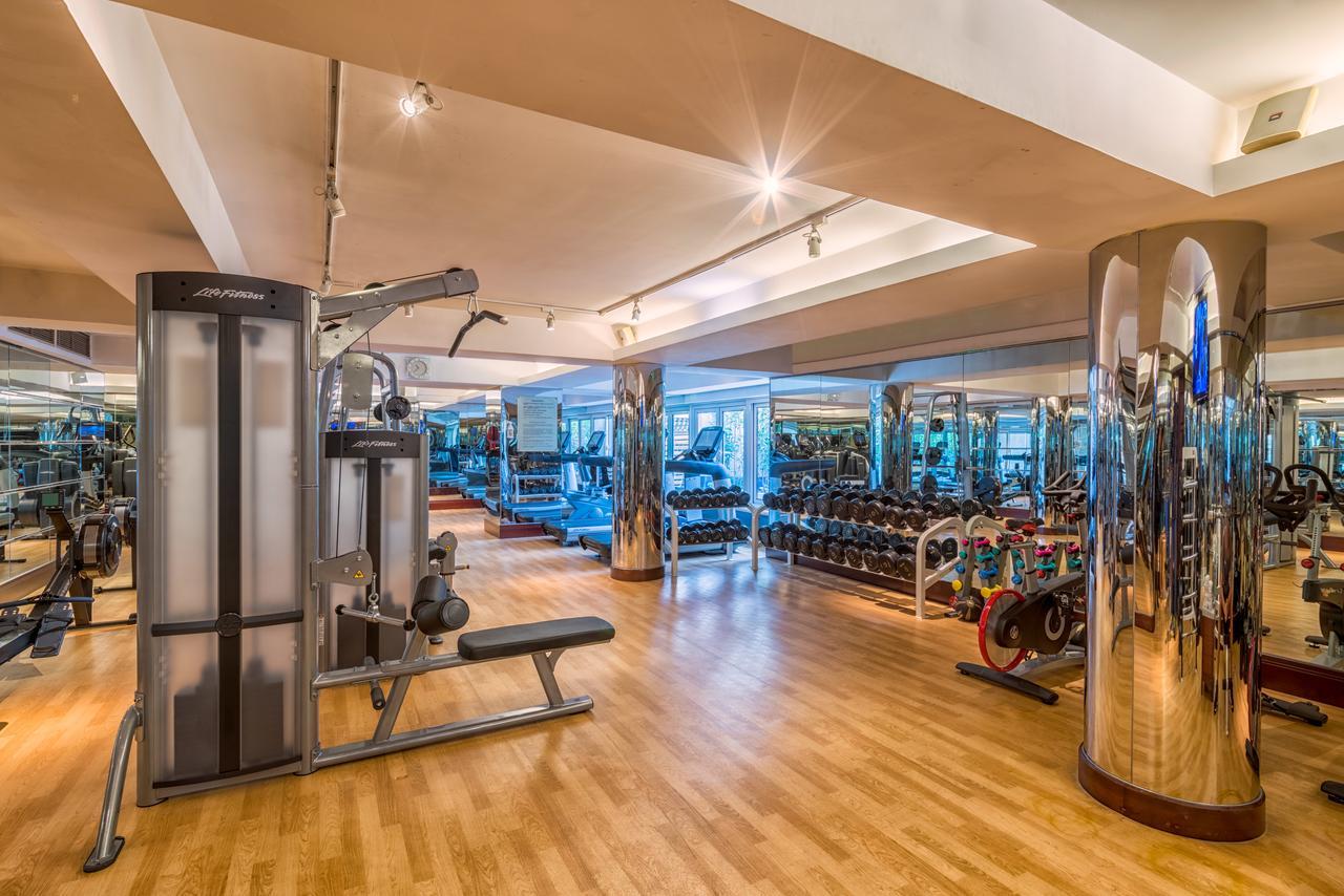 Radisson Blu Hotel Shanghai New World Exterior photo The gym at the hotel